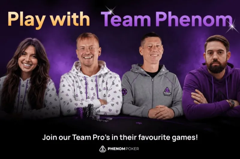 Quatro jogadores do Team Phenom numa mesa de poker com moletons da Phenom Poker